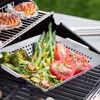 Gemüse und Kartoffeln auf einem Grill