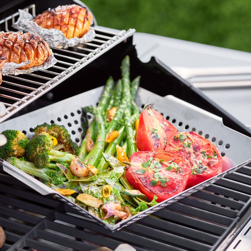 Gemüse und Kartoffeln auf einem Grill