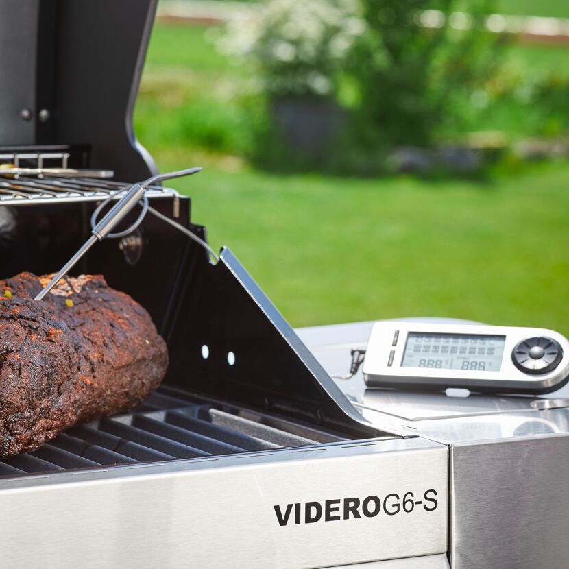 Braten mit Kerntemperaturmesser auf dem Grill