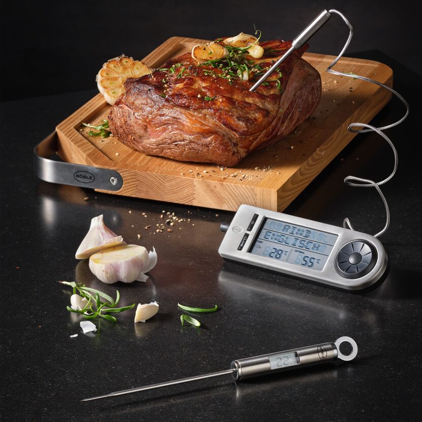 Kerntemperaturmesser im gebratenen Fleisch