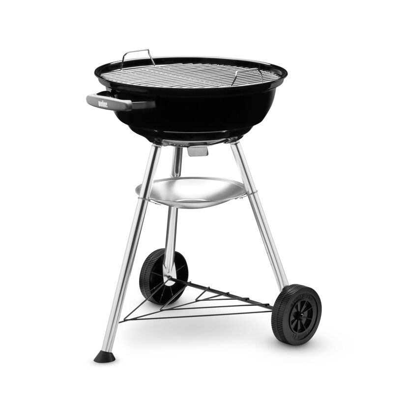 Schwarzer Weber Compact Kettle Grill mit drei Beinen und Rollen.
