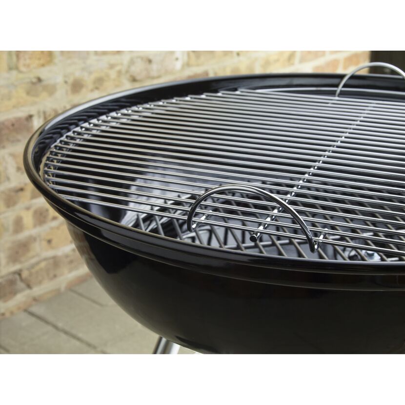Schwarzer Kugelgrill mit Grillrost
