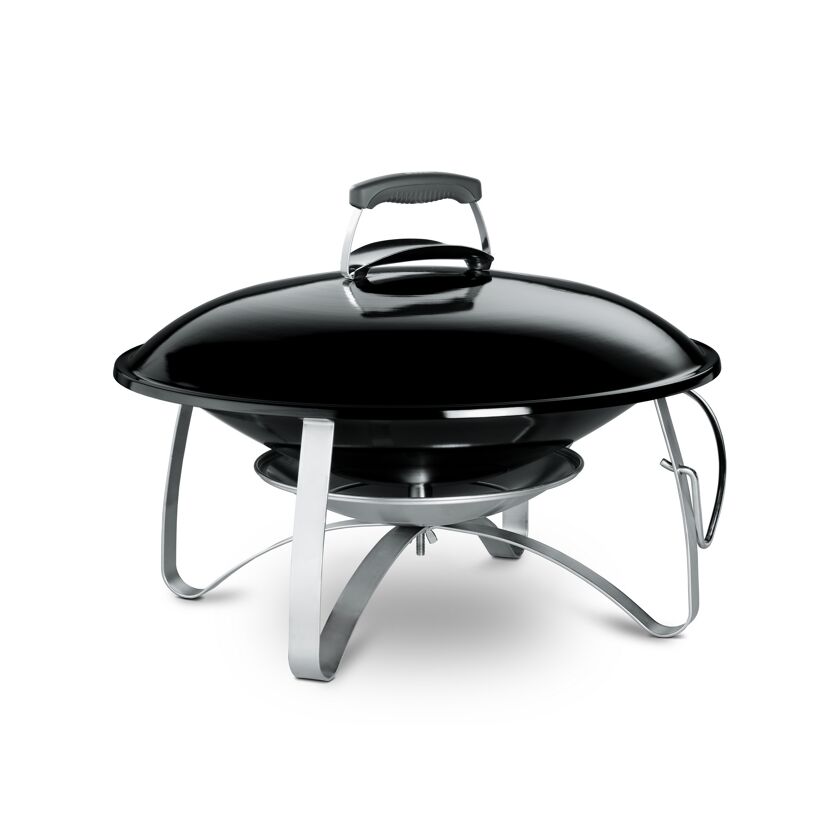 Schwarzer Weber Fireplace mit silbernem Standfuß.
