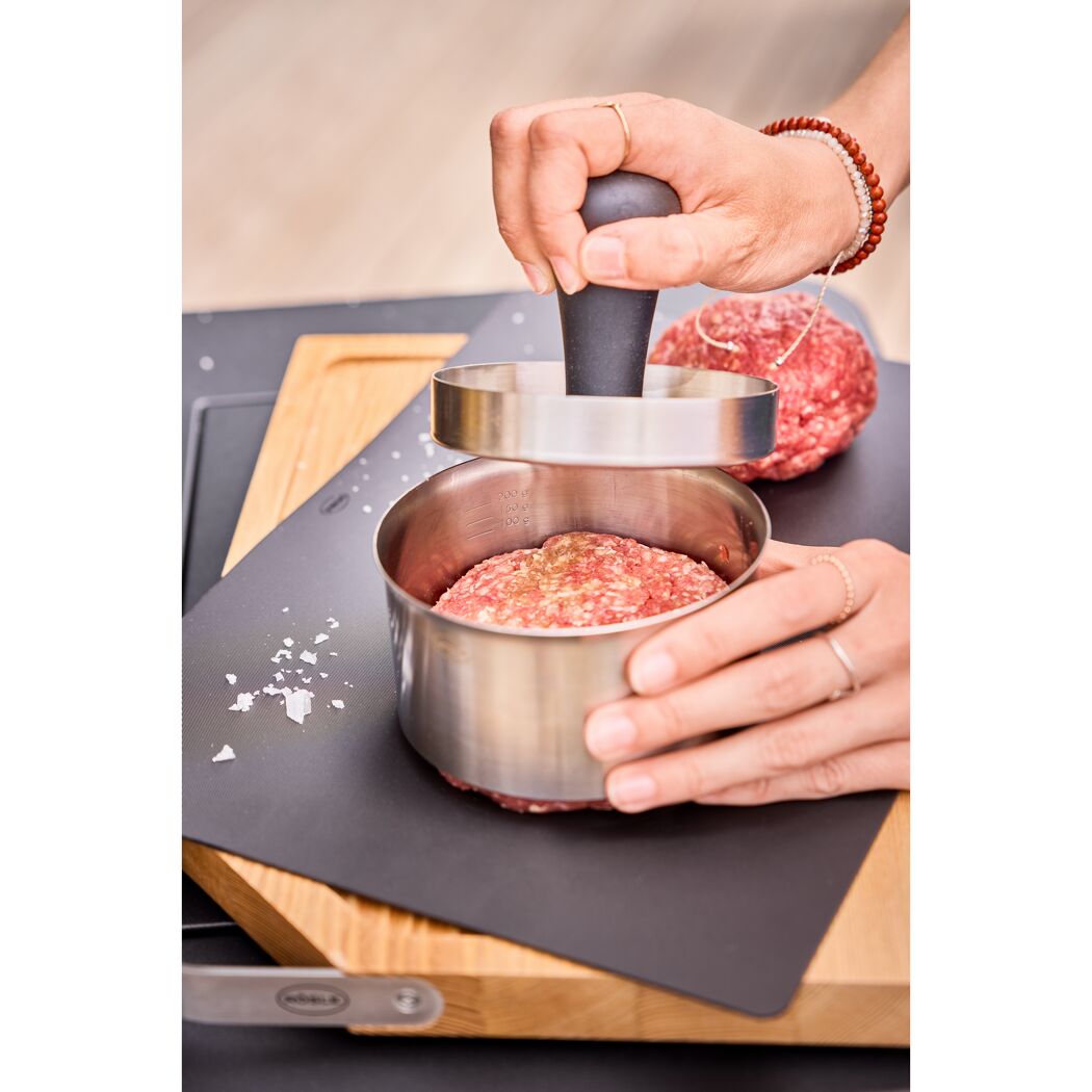 Burgerpresse formt Hackfleisch-Patty