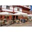 Café im Freien vor Fachwerkhaus