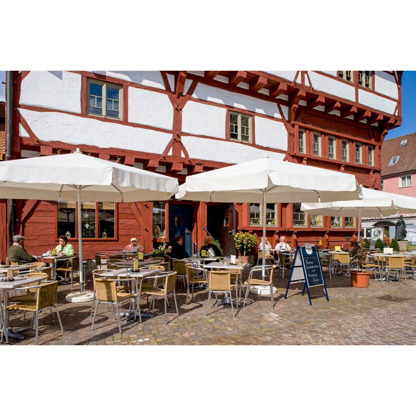 Café im Freien vor Fachwerkhaus
