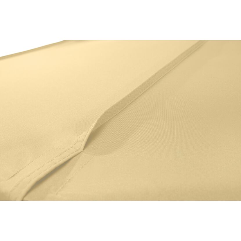 Nahaufnahme des Sonnenschirmstoffes in Sand