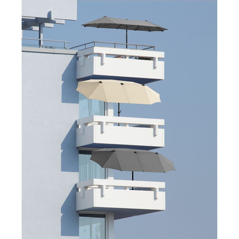 Drei Balkone mit Sonnenschirmen