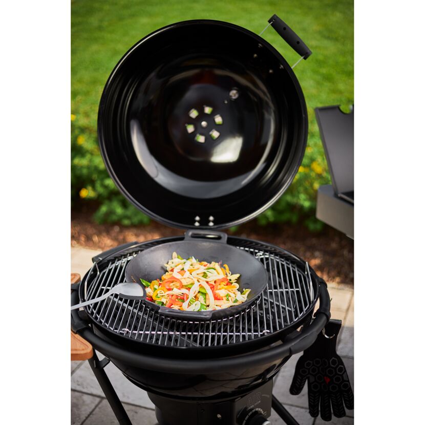 Wok mit Gemüse auf einem Grill