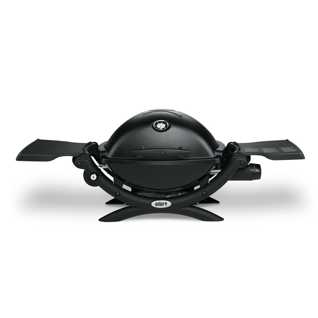 Schwarzer Weber Q1200 Gasgrill mit ausgeklappten Seitentischen.