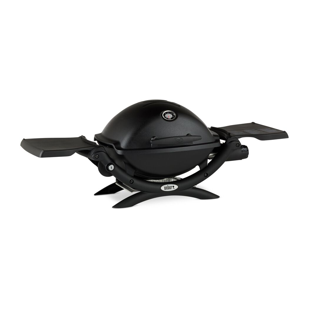 Schwarzer Weber Q1200 Gasgrill mit ausgeklappten Seitentischen.