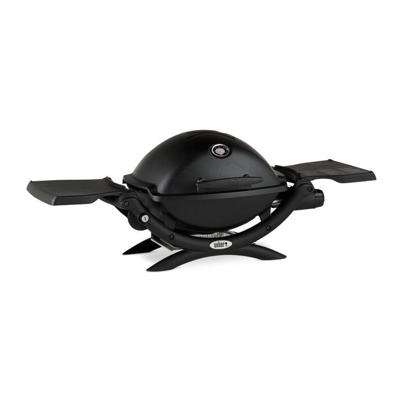 Schwarzer Weber Q1200 Gasgrill mit ausgeklappten Seitentischen.