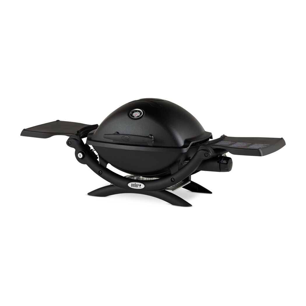 Schwarzer Weber Q1200 Gasgrill mit ausgeklappten Seitentischen