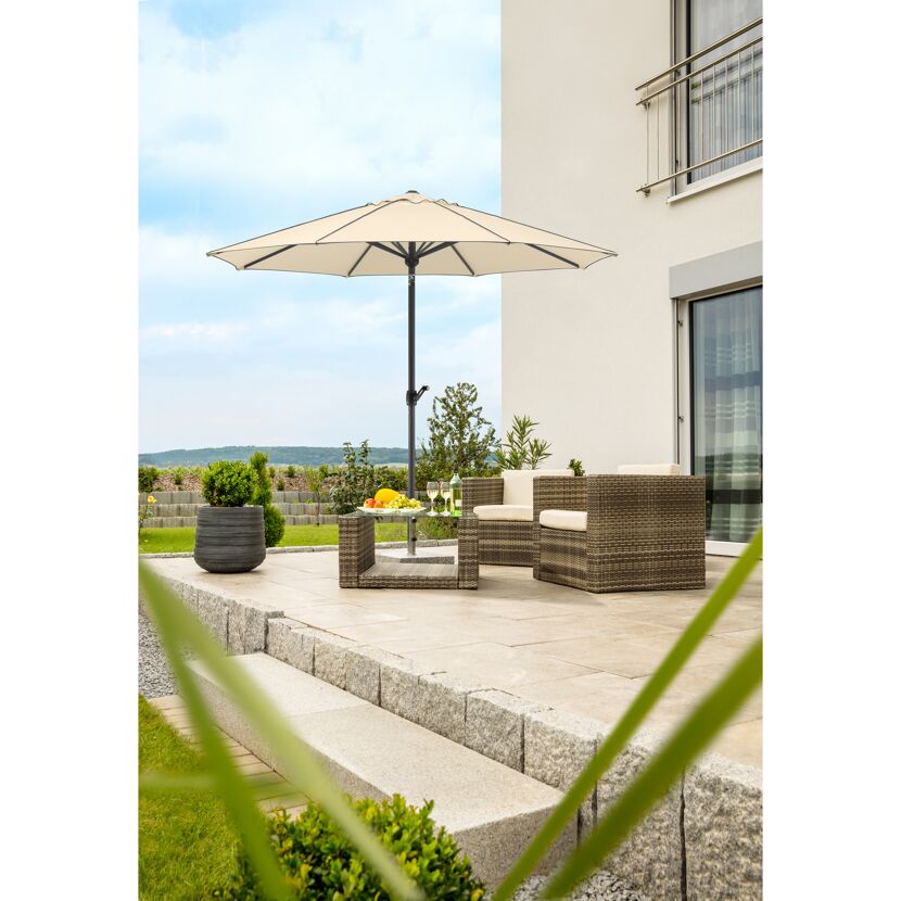 Sonnenschirm, Gartenmöbel und Getränke auf einer Terrasse