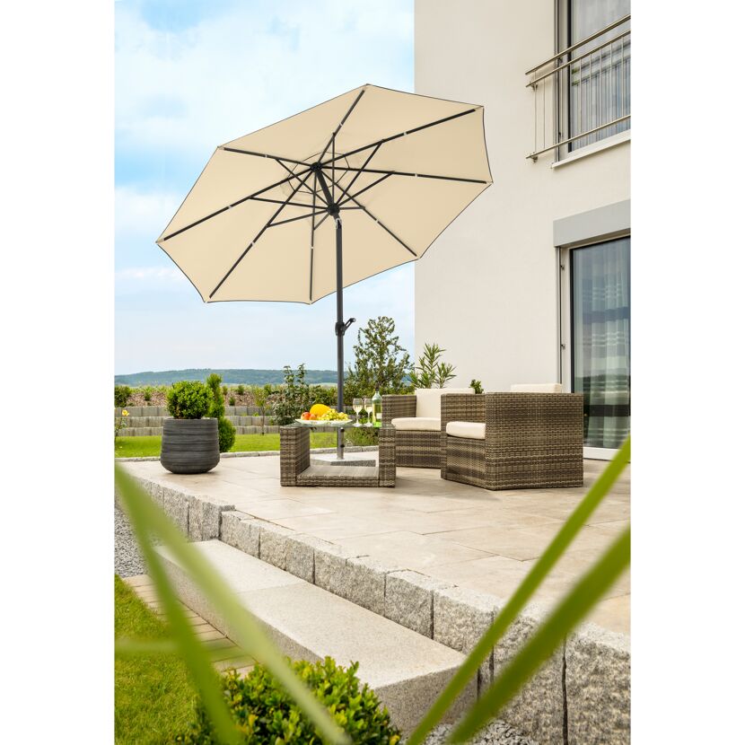 Sonnenschirm, Gartenmöbel und Getränke auf einer Terrasse