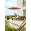 Orangener Sonnenschirm über Sitzgruppe auf Terrasse