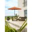Orangener Sonnenschirm über Sitzgruppe auf Terrasse