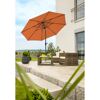 Orangener Sonnenschirm über Sitzgruppe auf Terrasse
