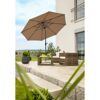 Sonnenschirm und Gartenmöbel auf Terrasse