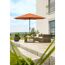 Orangener Sonnenschirm über Gartenmöbeln auf einer Terrasse