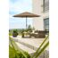 Sonnenschirm auf einer Terrasse mit Gartenmöbeln