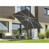 Anthrazitfarbener Ampelschirm Rhodos Twist Bianco über Gartenmöbeln
