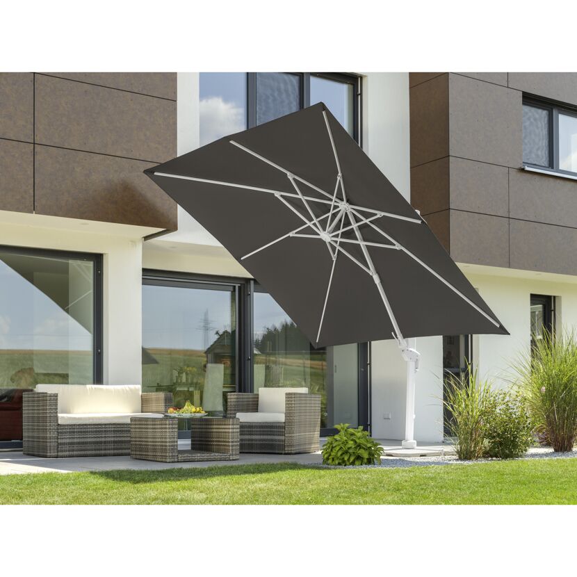 Anthrazitfarbener Ampelschirm Rhodos Twist Bianco über Gartenmöbeln