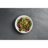 Grüner Salat mit Himbeeren in weißer Schüssel