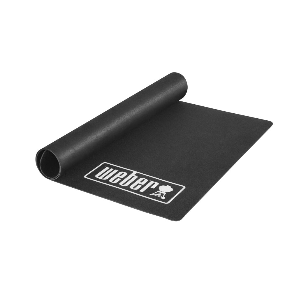 Schwarze Grillmatte von Weber, zusammengerollt.