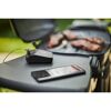 Weber Connect Smart Grilling Hub neben einem Grill und Smartphone