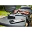 Weber Connect Smart Grilling Hub neben einem Grill und Smartphone