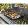 Garnelen, Jakobsmuscheln und Gemüse werden auf einer Grillplatte gegrillt.