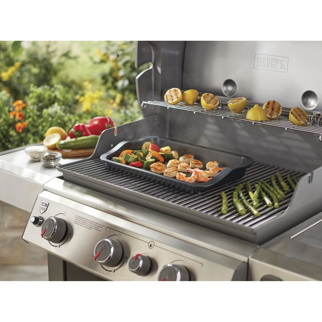 Weber Grill mit Meeresfrüchten und Gemüse