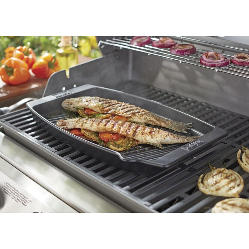 Zwei Fische in einer Grillpfanne