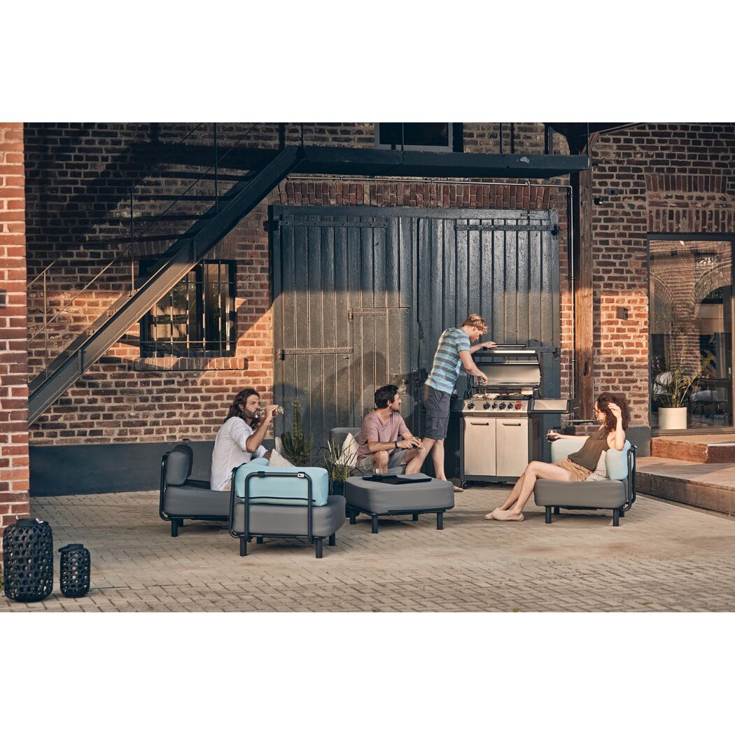 Personen entspannen sich im Freien und grillen.