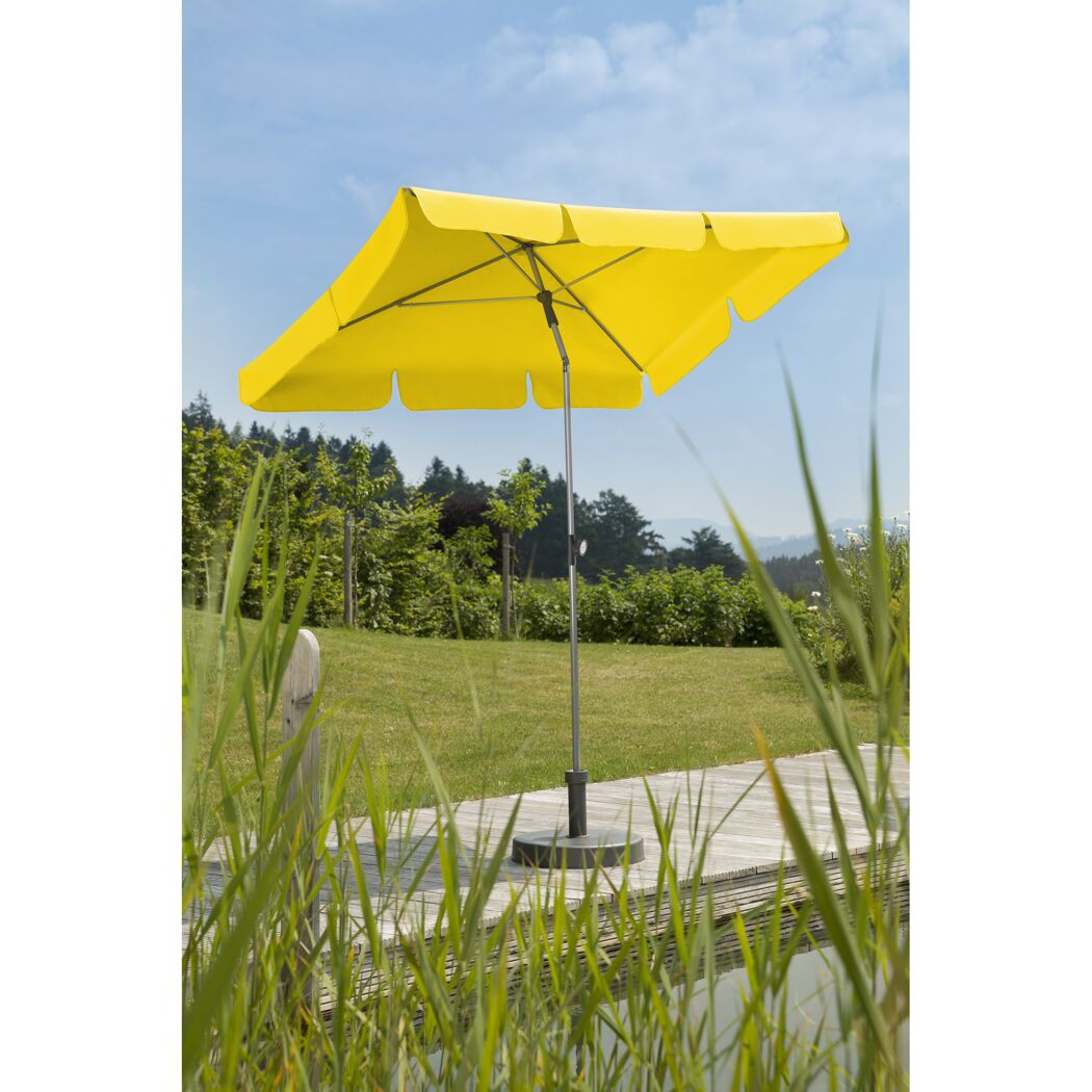 Gelber Sonnenschirm Locarno auf Holzsteg