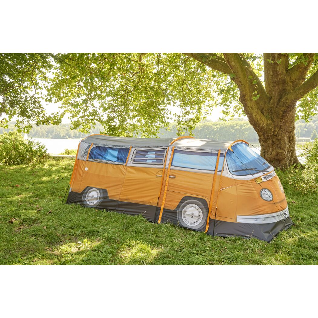 Zelt in Form eines VW Busses auf einer Wiese.
