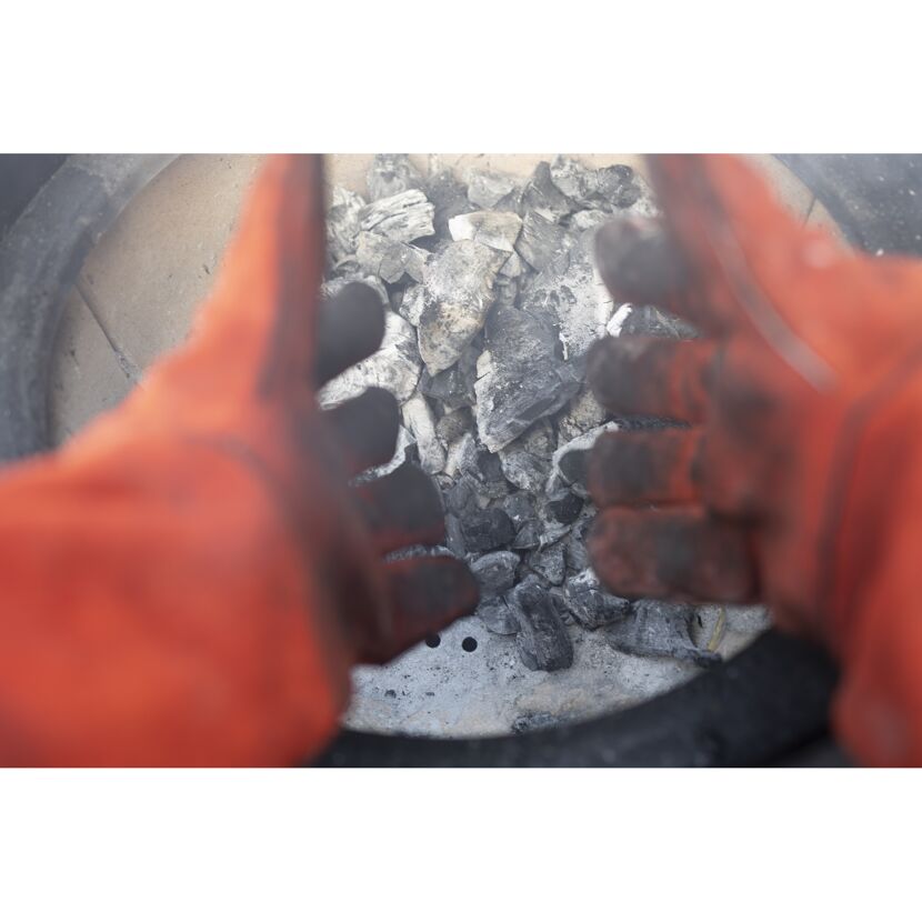 Glühende Holzkohle im Grill