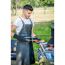 Person grillt Fleisch und Gemüse