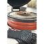 Grillhandschuhe und Grill mit Fleisch