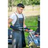 Person grillt Fleisch und Gemüse
