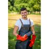 Person mit Grillhandschuhen und Grillschürze
