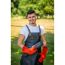 Person mit Grillhandschuhen und Grillschürze