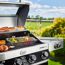Gasgrill mit verschiedenen Speisen