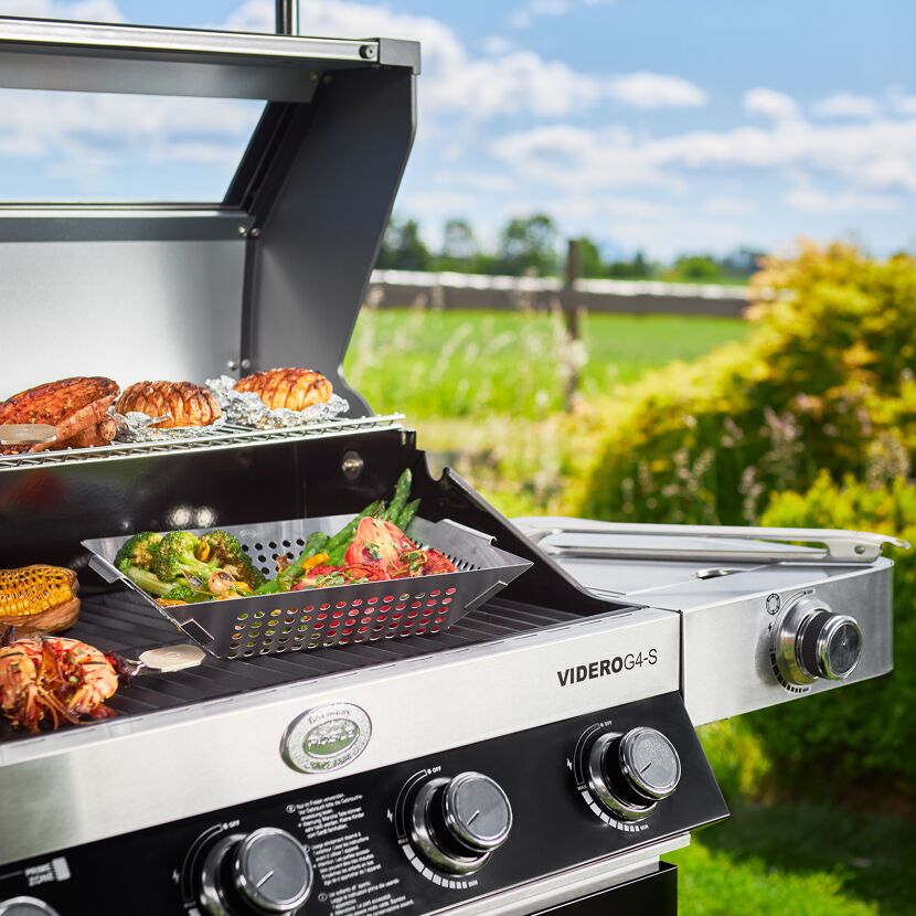 Gasgrill mit verschiedenen Speisen