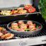 Grillen von Fleisch, Garnelen und Gemüse auf einem Gasgrill