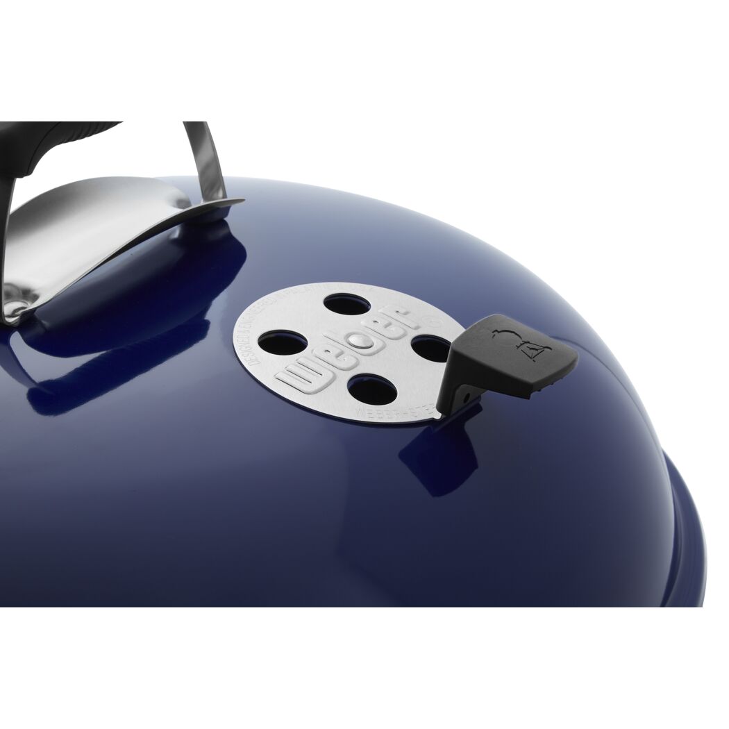 Deckel eines blauen Weber Grills