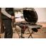 Person grillt auf einem Weber Traveler Gasgrill.