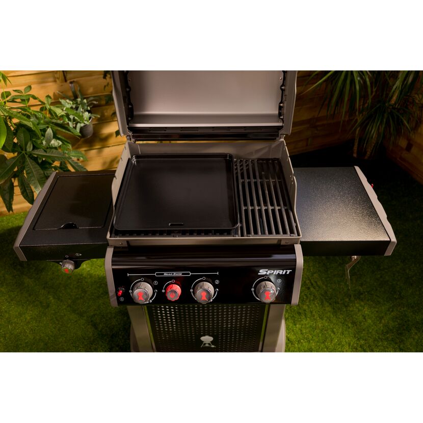 Gasgrill Spirit E-330 Classic mit geöffnetem Deckel
