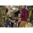 Zwei Personen grillen mit einem Gasgrill Spirit E-215.